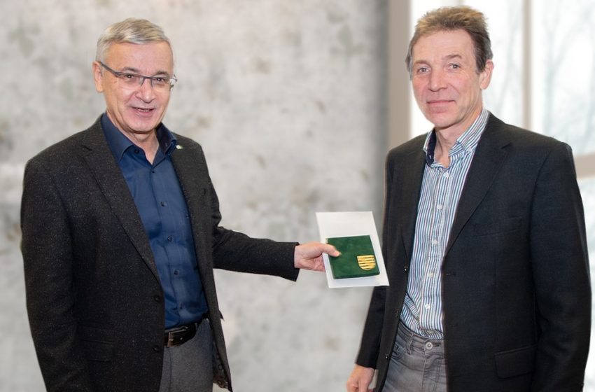 Landrat Rolf Keil (l.) übergibt die Medaille „Sachsen - Land der Friedlichen Revolution" an Thomas Findeis. Foto: Landratsamt