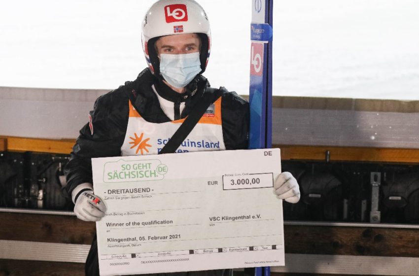 Der Norweger Halvor Egner Granerud gewann am Freitagabend die Qualifikation der Spezialspringer in Klingenthal. Foto: Tadeusz Mieczynski