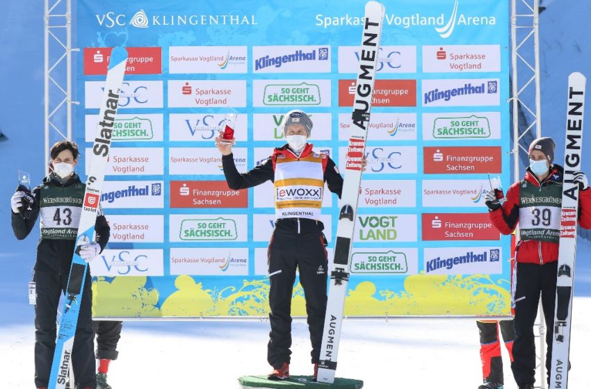 Die Sieger des Wochenendes: Markus Schiffner (Mitte), Cene Prevc (li.) und Manuel Fettner. Foto: Konstanze Schneider/VSC Klingenthal