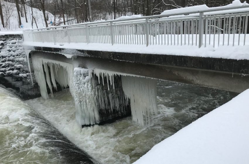 Eiszapfen an der Talsperre Pirk