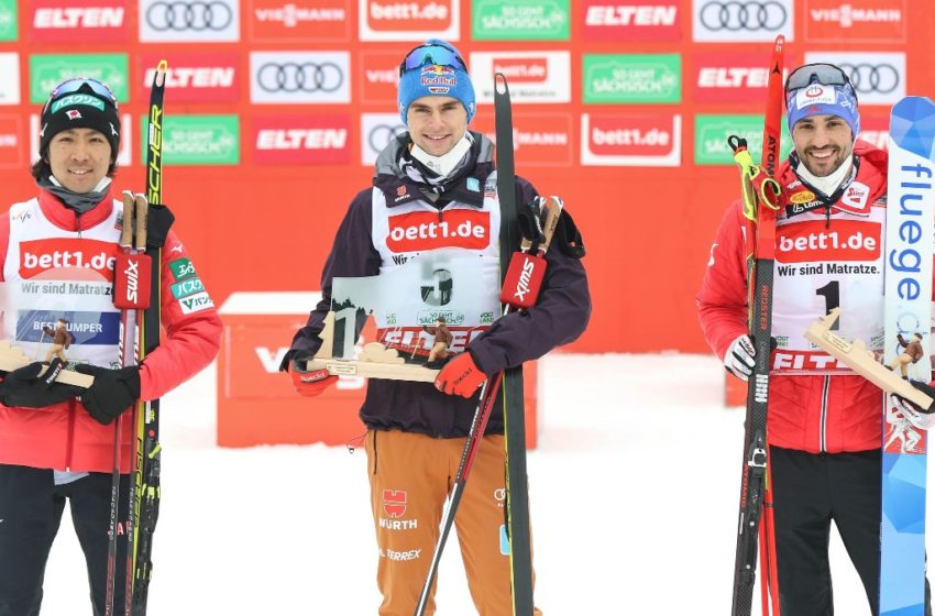 Vinzenz Geiger (Mitte) jubelte am Sonntag vor Akito Watabe (li.) und Lukas Greiderer. Foto: Konstanze Schneider/VSC Klingenthal