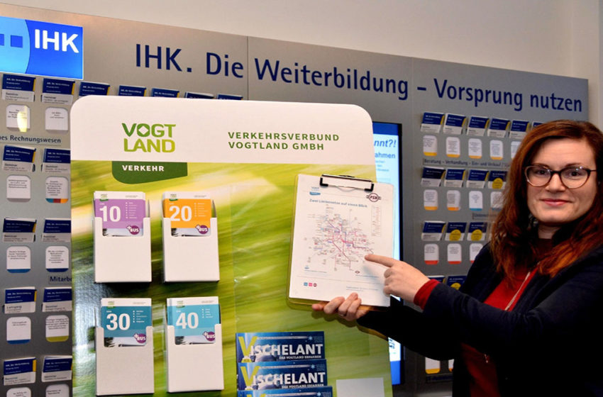 In der IHK Regionalkammer Plauen nahm Geschäftsführerin Sina Krieger den Infostand Nummer 75 persönlich in Empfang. Foto: Verkehrsverbund Vogtland