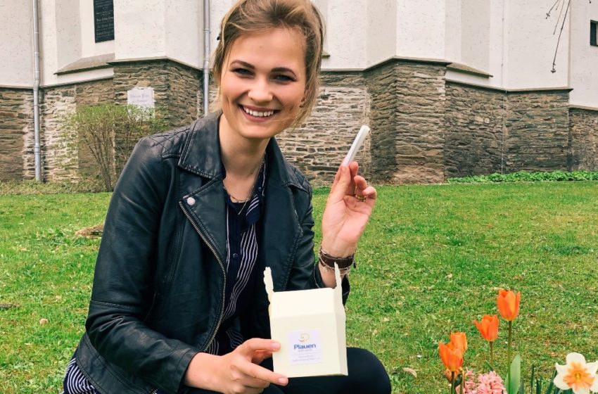 Christina Schmidt, Geschäftsstelle Plauen bei der Auslosung der Gewinner