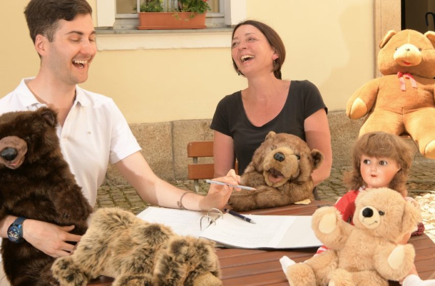 Ausgelassene Stimmung: Marvin Schaarschmidt erläutert Darstellerin Silke Carl das Theaterstück „Von Puppen und Menschen“. Ringsum tummeln sich auch schon die anderen „Darsteller“. Auch die Handpuppen scheinen sich auf die beginnenden Proben zu freuen. Foto: Uwe Fischer