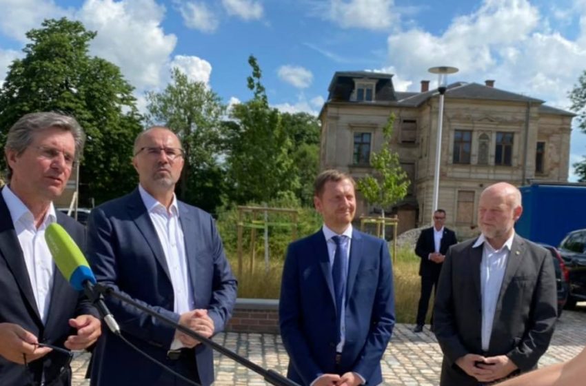 Unternehmer Rainer Gläß im Gespräch mit MDR-Sachsen-Reporter Bernd Schädlich