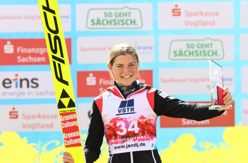 Mit 141,5 Metern, dem bisher weitesten Sprung einer Frau in der Sparkasse Vogtland Arena, holte sich Marita Kramer den Sieg in Klingenthal. Foto: VSC / Konstanze Schneider