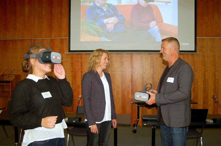 Der Geschäftsführers Andreas Weigel von diginetmedia, stellt den Teilnehmer die virtual Reality Brille vor. Foto: Landratsamt