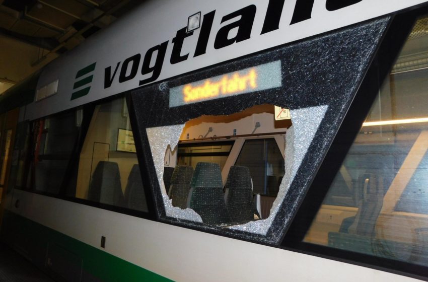 zerstörte Scheibe am Zug der Vogtlandbahn