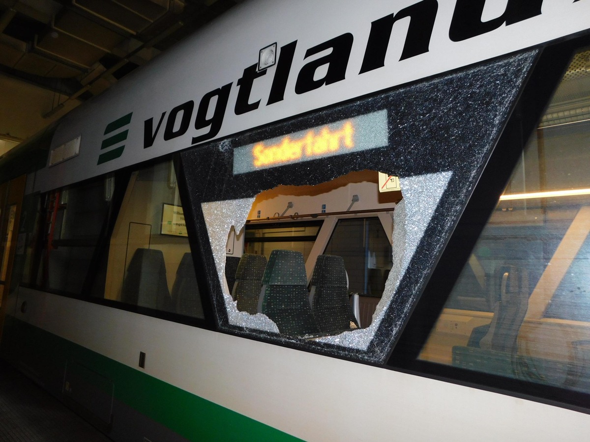 Scheibe zerstört: Vogtlandbahn offenbar beschossen