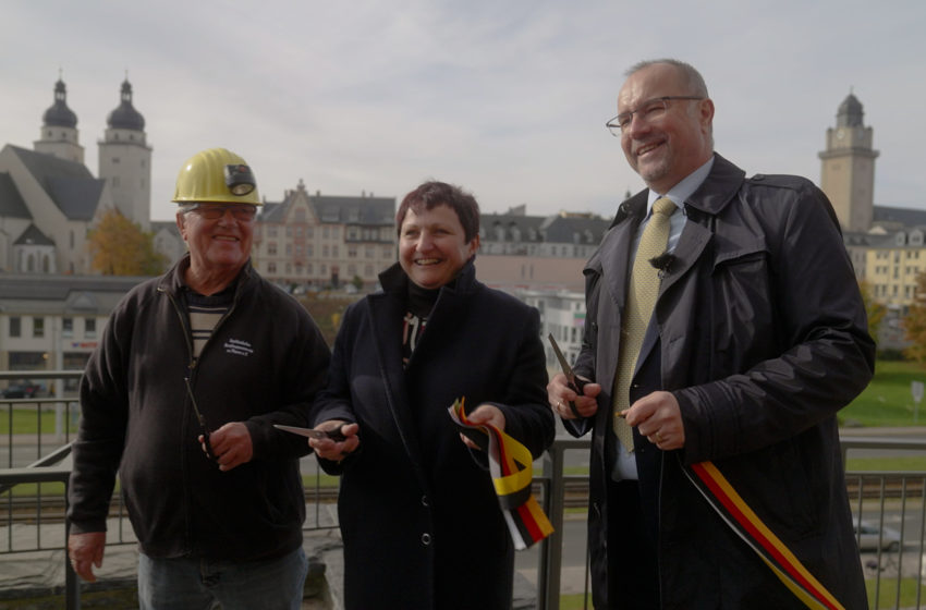 Plauens Oberbürgermeister Steffen Zenner und Baubürgermeisterin Kerstin Wolf sowie Gert Müller vom Vogtländischen Bergknappenverein zu Plauen e.V. geben die Schlossterrassen frei. Foto: Spitzenstadt.de