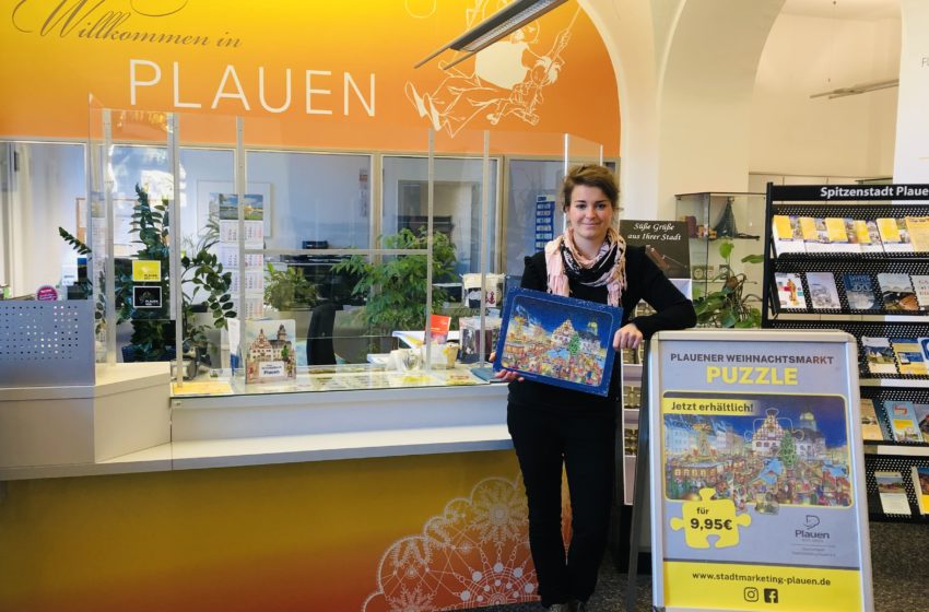 Auf dem Bild ist Anika Seidel von der Tourist-Information im Plauener Rathaus mit dem Weihnachts-Puzzle zu sehen. Hier ist das schöne Geschenk ab sofort erhältlich. Foto: Stadtmarketing Plauen