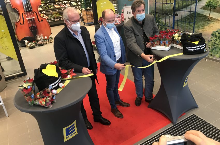 Bürgermeister Andreas Rubner, Marktbetreiber Andreas Meißner und Stephan Trutschler von der EDEKA-NST-Pressestelle bei der Eröffnung des EDEKA-Marktes in Markneukirchen. Foto: EDEKA