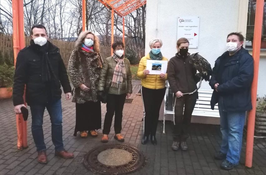 v.l. Fraktionsvorsitzender Jörg Schmidt, Stadträtin Alexandra Glied, Stadträtin Monika Mühle, Annett Flemming, Leiterin der Tagesgruppe; Nicole Thoß, Mitarbeiterin Falknerei; Stadtrat Thomas Salzmann. Foto: privat