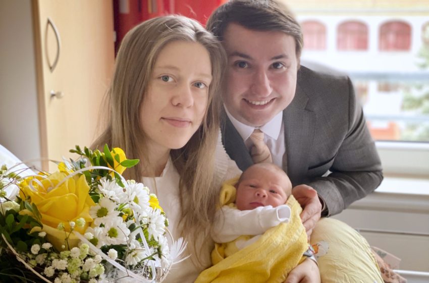 Mit der Geburt des kleinen Adam konnte sich das Team des Mutter-Kind-Zentrums am Helios Vogtland-Klinikum Plauen über das 100. Baby in diesem Jahr freuen. Foto: Helios Vogtland-Klinikum Plauen