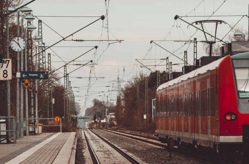 Ein Zug steht am Haltepunkt. Foto: Spitzenstadt.de/EwaStudio