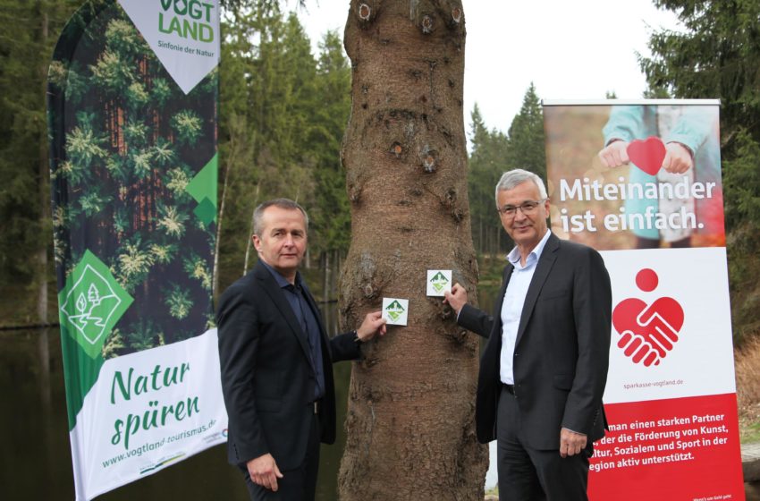 Markierungszeichen Themenrundwanderwege “Bergläufe” (Archiv Sparkasse Vogtland_Y.Feustel) v.l.: Landrat Rolf Keil (stellv. Vorstandsvorsitzender TVV), Marko Mühlbauer (Vorstandsvorsitzender Sparkasse Vogtland)