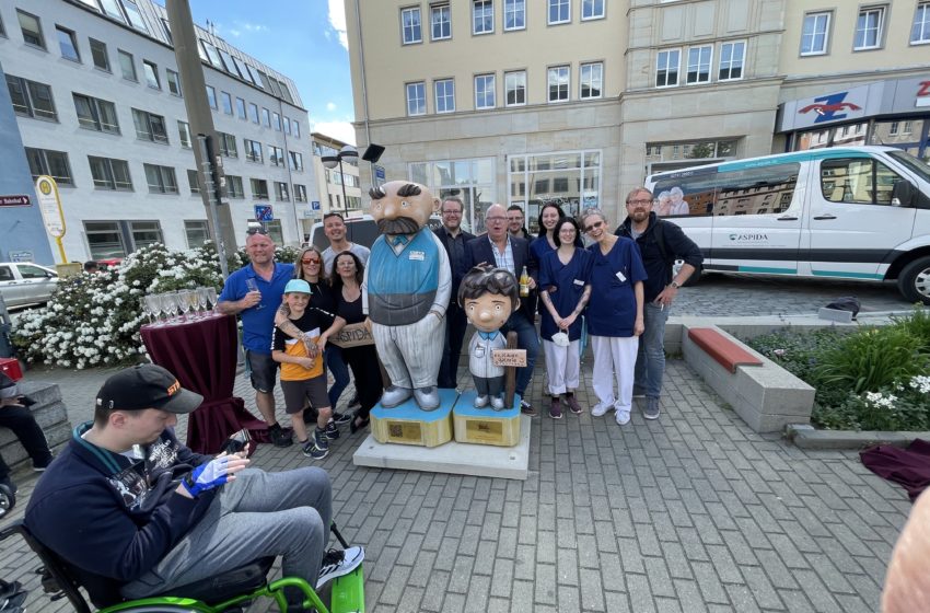 Vater und Sohn Figuren an der Plauener Bahnhofstraße enthüllt. Foto: ASPIDA Plauen GmbH