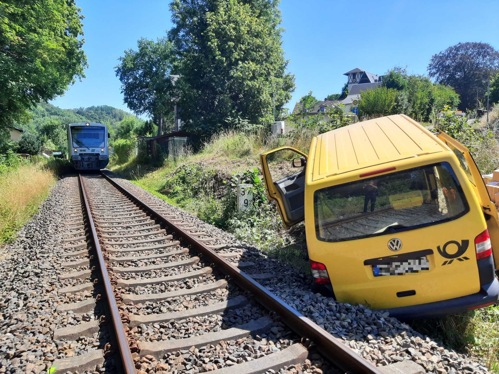 Postauto rollt führerlos durch Elsterberg