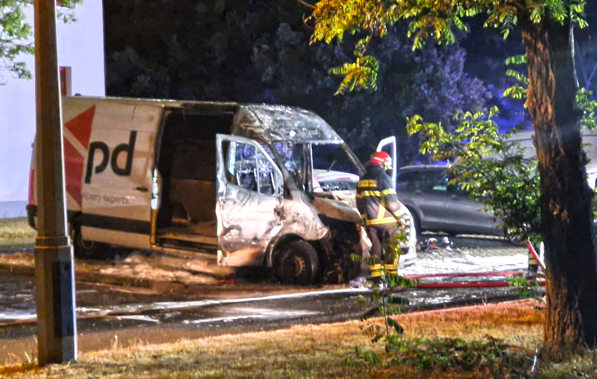 Kleintransporter brennt im Plauener Neubaugebiet