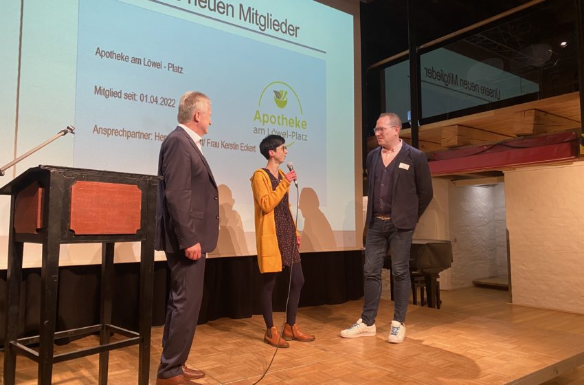 Vorstandsvorsitzender Peter Kober mit Kerstin Eckert und Lars Eckert von der Apotheke am Löwelplatz, die sich in der Galerie im Malzhaus als eines der neuen Mitglieder vorstellten. Foto: Verein