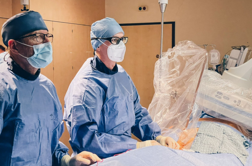 Volle Konzentration: Chefarzt Dr. Hans Neuser und Leitender Oberarzt Bietau beim ersten MitraClip-Eingriff in Plauen. Foto: Helios Vogtland-Klinikum Plauen