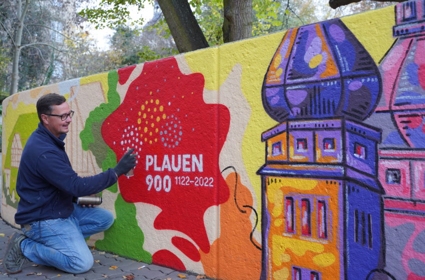 André Wolf beim Sprühen des Graffitis. Foto: Stadt Plauen