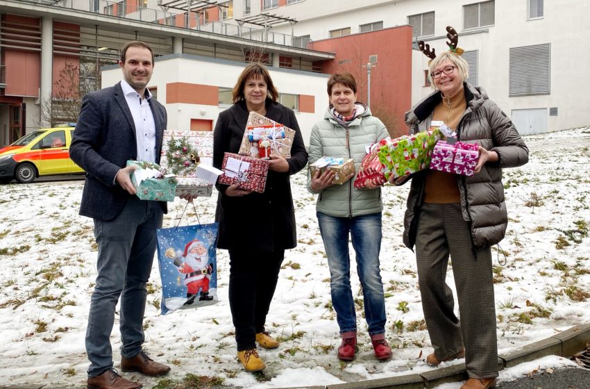 Wunschbaumaktion #helioshilft: Klinikgeschäftsführer Junghans übergibt eine Ladung Geschenke für die Kinder des Jungendzentrums Jocketa Foto: Helios Vogtland-Klinikum Plauen