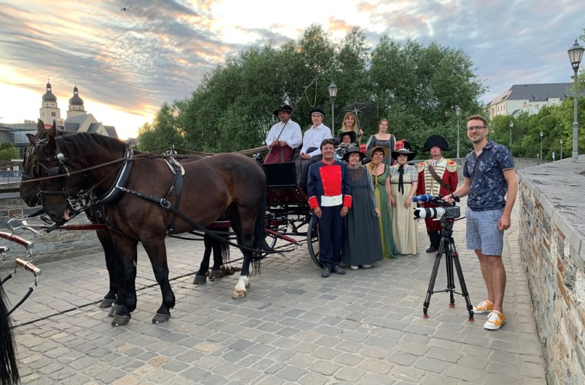 Dreh mit Pferdegespann und Napoleon Darstellern auf der Alten Elsterbrücke im Stadtzentrum von Plauen.