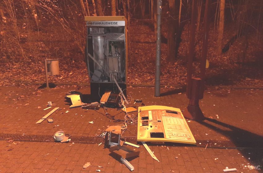 Unbekannte sprengen in Plauen zwei Fahrkartenautomaten. Foto: Polizei