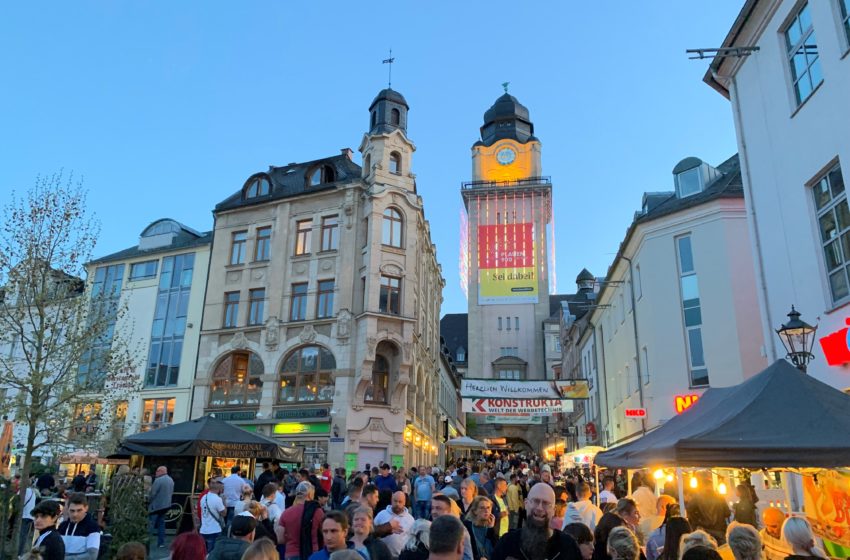 LED-Beleuchtung am Rathausturm in Plauen. Foto: Spitzenstadt.de