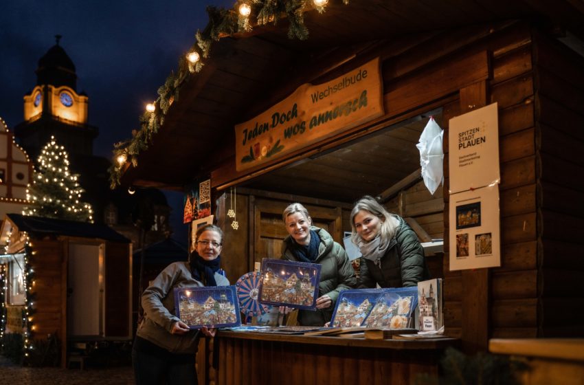 Steffi-Müller-Klug, Sophie Gürtler und Christina Schmidt vom Dachverband Stadtmarketing Plauen e.V. mit dem Wimmel-Puzzle in der Wechselhütte auf dem Plauener Weihnachtsmarkt. Foto: Stephan Roßner- Winkel und Blick Fotografie