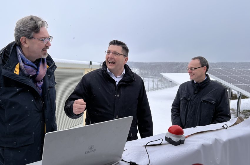 Landrat Thomas Hennig nahm gemeinsam mit Marco Fietz, Geschäftsführer des Unternehmens RA LUX AG aus Treuen und Reginald Fuchs von der MITNETZ STROM die neue PV-Anlage in Betrieb. Foto: Landratsamt Vogtlandkreis