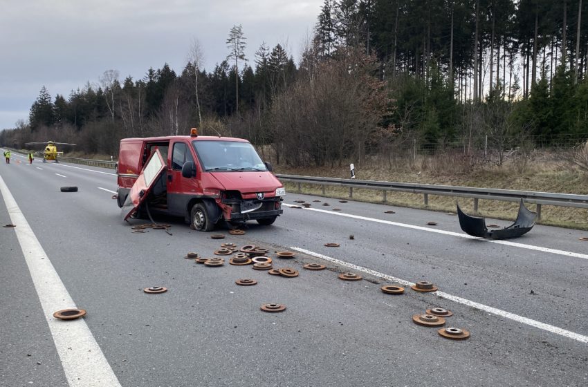 Überladener Kleintransporter verunglückt auf A72. Foto: Polizei