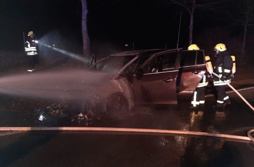 Auto an Bundesstraße ausgebrannt. Foto: Polizei