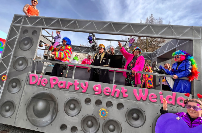 Die Party geht Weida - Ein Wagen der Narren aus Weida. Foto: Presseagentur Höfer