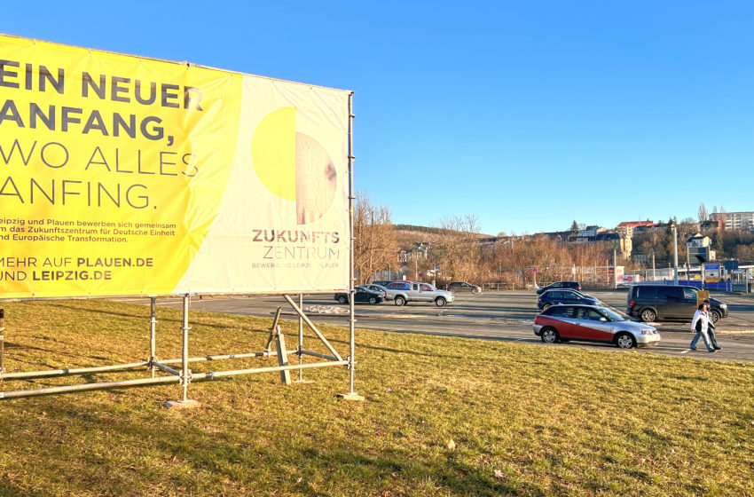 Eine Werbetafel wirbt am Neustadtplatz für die Bewerbung für das Zukunftszentrum. Am dortigen Standort war das Zentrum für Transformation geplant. Foto: Presseagentur Höfer