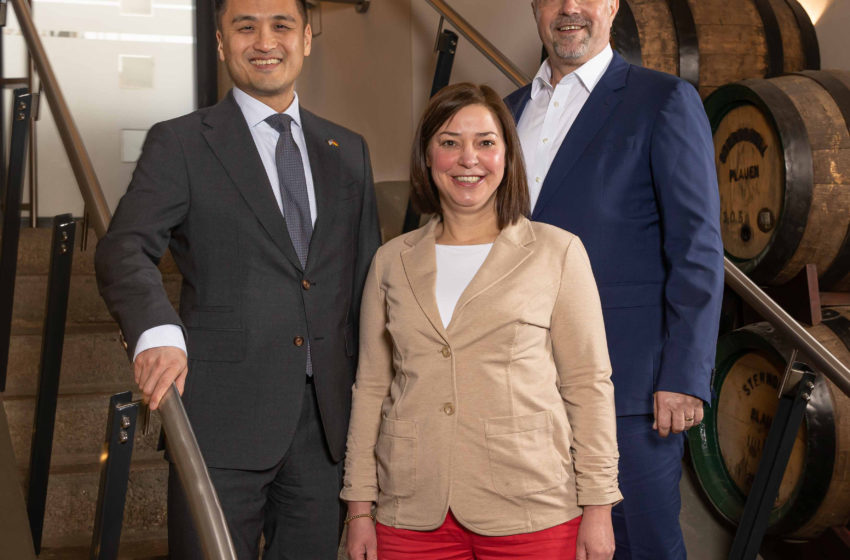 Generalkonsul Ken Toko, Bundestagsvizepräsidentin und MdB Yvonne Magwas sowie Plauens Oberbürgermeister Steffen Zenner (v.l.n.r.) (C) Stadt Plauen | Igor Pastierovič