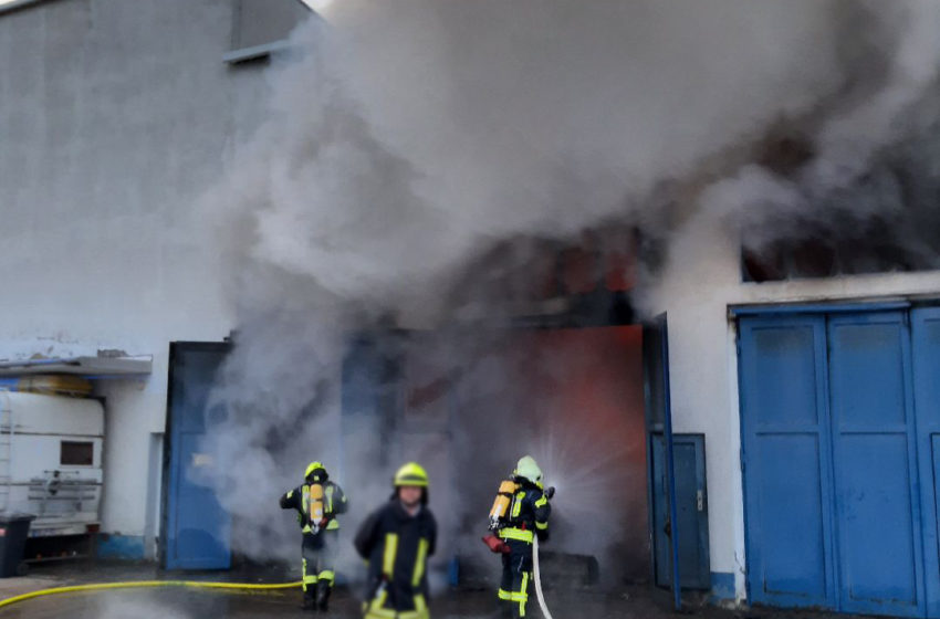 Polizei-Report Plauen-Vogtland: Brand einer Lagerhalle in Limbach. Foto: Polizei