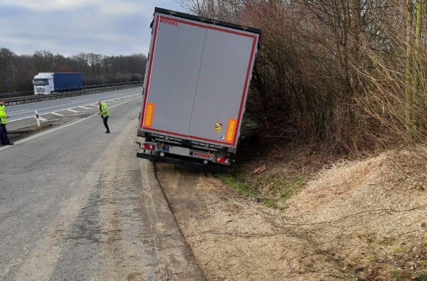 Lkw im Seitengraben. Foto: Polizei