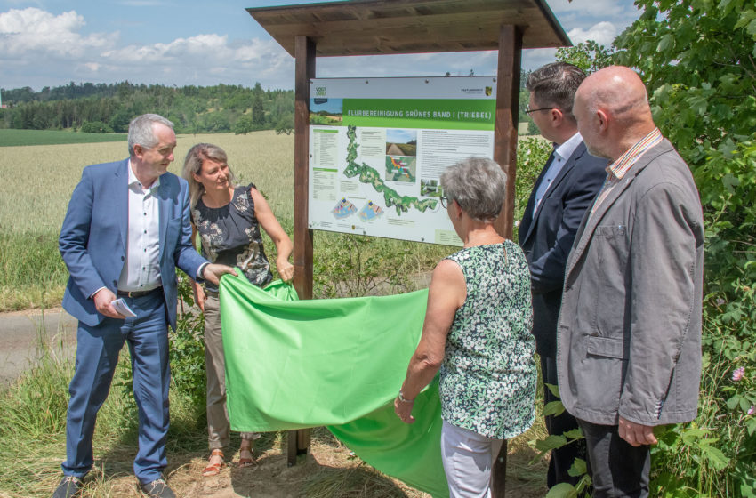 Enthüllung der wegweisenden Schautafel am Metzepöhl bei Loddenreuth. Foto: Vogtlandkreis