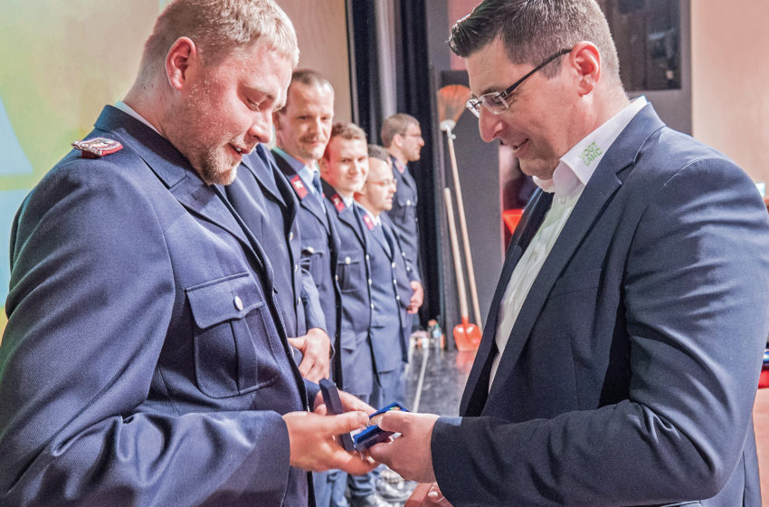 Landrat Thomas Hennig beim überreichen der Waldbrandmedaillen. Foto: Landratsamt