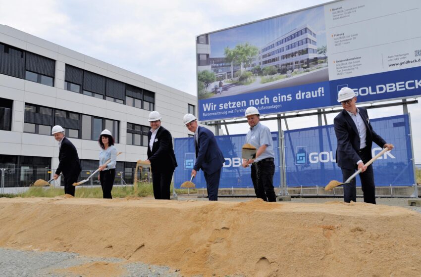 Geben mit dem traditionellen Spatenstich den Startschuss für umfangreiche Arbeiten (v. l.): Mirko Zeng (Goldbeck), Andrea Jedzig (Bürgermeisterin), Thomas Hennig (Landrat), Lars Lude- rer (Goldbeck), Lars Beck (Landratsamt Vogtlandkreis, GBL Wirtschaft, Umwelt, Bau), Holger Neumann (Goldbeck). Foto: GOLDBECK GmbH