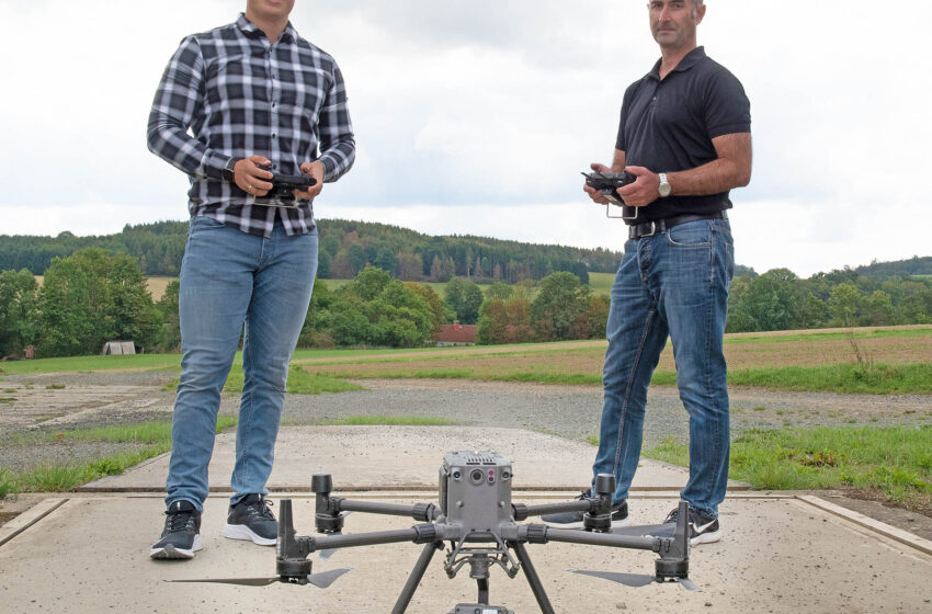 Die Drohnenpiloten Carlos Wetzstein und Steffen Uebel. Foto: Landratsamt Vogtlandkreis