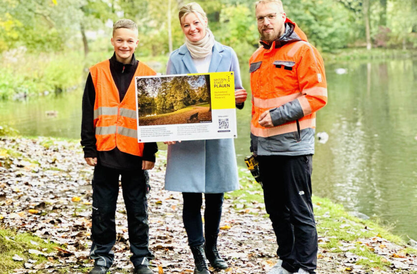 Nils Gemeiner (Schülerpraktikant), Sophie Gürtler (DV Stadtmarketing Plauen e.V.) und Enrico Schmidt (städtischer Bauhof). Foto: Dachverband Stadtmarketing