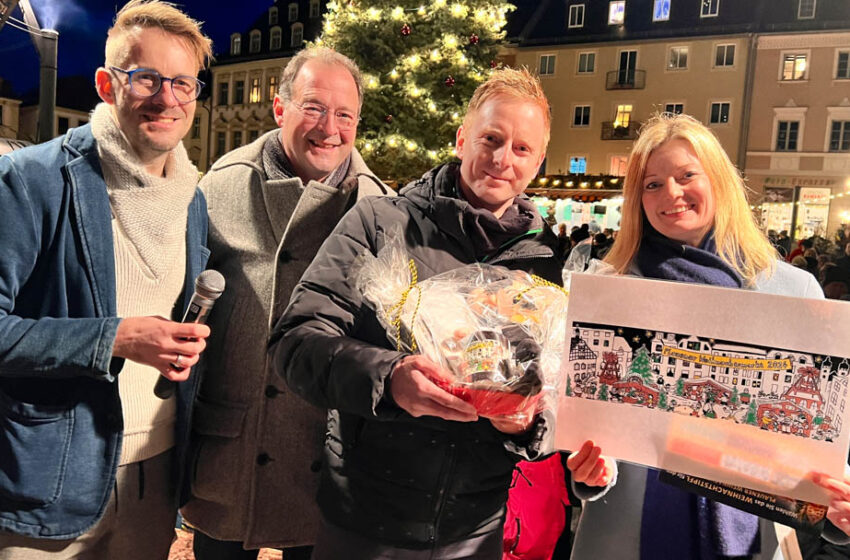 Moderator Martin Reißmann gab zusammen mit Eckhard Sorger (Leiter Tourismus) und Sophie Gürtler (Dachverband Stadtmarketing Plauen) den Sieger bekannt. Foto: S. Höfer