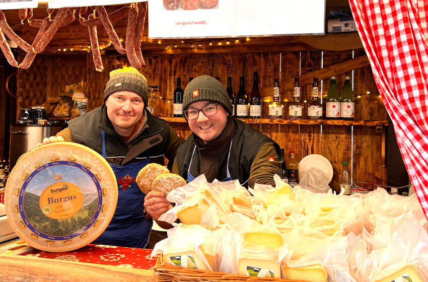 Südtirol in Plauen: Georg Stocker und Kevin Riedl (von links) an ihrer Südtiroler Hütte auf dem Plauener Weihnachtsmarkt. Mit einheimischen Spezialitäten, wie Glühwein vom Gardasee und leckerem Raclette begeistern die zwei Südtiroler seit Jahren das vogtländische Publikum. Foto: Sebastian Höfer