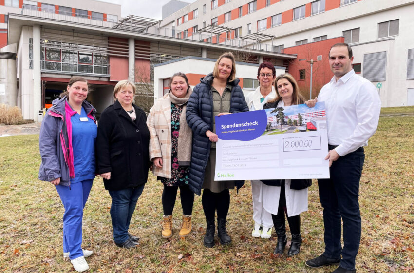 Spendenscheckübergabe an Anne Bayer und Kathleen Theiling, Ambulanter Kinderhospizdienst Westsachsen (3. u. 4. von links) durch Ina Herold, Annegret Schulze, Bärbel Wanke, Sindy Trauer und Ralph Junghans, Helios Vogtland-Klinikum Plauen (von links) Quelle: Helios Vogtland-Klinikum Plauen