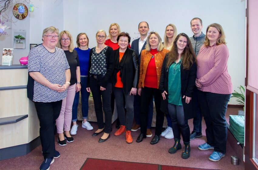 Das Bündnis gegen Depression (v. l.): Brigitte Mothes (Selbsthilfegruppe Aktiv gegen Depression), Frau Greiner (Geschäftsführerin der PARITAS gGmbH), Katharina Schumann (Psychiatriekoordinatorin Landratsamt Vogtlandkreis), Alexandra Lammer (Chefärztin Psychiatrie, Psychotherapie und Psychosomatik des Helios Vogtland-Klinikums Plauen), Frau Rank (Sächsisches Krankenhaus Rodewisch), Frau Antlauf (Diakonisches Beratungszentrum Vogtland gGmbH), Prof. Dr. Schultz (Ärztlicher Direktor, Sächsisches Krankenhaus Rodewisch), Tabea Waldmann (Telefonseelsorge), Kristin Pohl (Psychiatrie, Psychotherapie und Psychosomatik des Helios Vogtland-Klinikums Plauen), Christina Lange (Leiterin Sozialpsychiatrischer Dienst), Pascal Reimann (Diakonie Auerbach e.V.), Kathrin Krause (DRK Vogtland/ Reichenbach e.V.). Foto: Bündnis gegen Depression