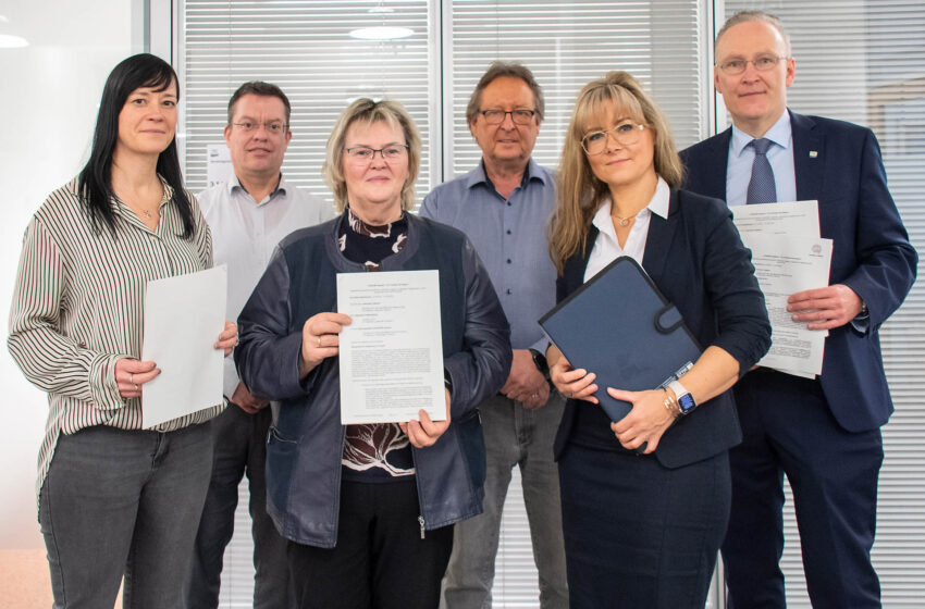 Anja Ostmann (Leiterin Standortentwicklung GSM GmbH), Michael Neudel (Bereichsleiter Markt & Integration), Martina Kober (Geschäftsführerin Jobcenter Vogtland), Herbert Pscherer (Geschäftsführer Bildungsinstitut Pscher gGmbH), Bianca Benkert (Prokuristin Bildungsinstitut Pscherer gGmbH) und Dr. Axel Steinbach (Beigeordneter des Landrats). Foto: Jens Lott