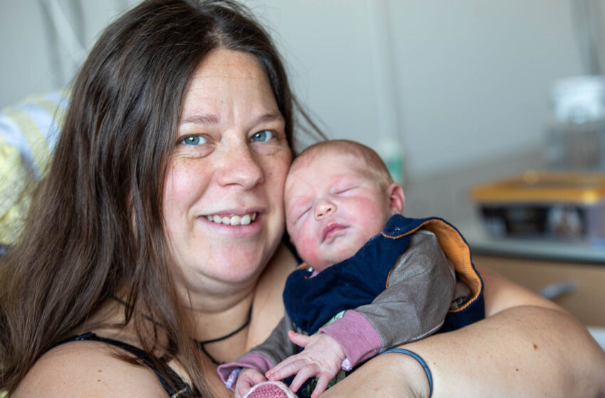 Mutter Desiree und Baby Tilly Jolien. Foto: Ellen Liebner - Helios Vogtland-Klinikum Plauen